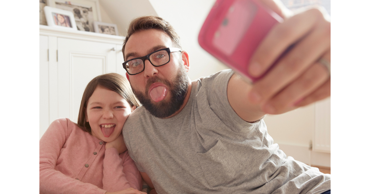 Little Girl Repeatedly Hangs up on Dad's FaceTime Calls, Leaving Internet  in Stiches